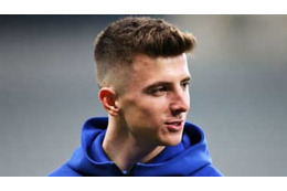 マウント、これマジ映像？「2つのボールを同時に穴へ」蹴り込む 画像