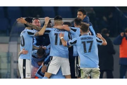 「ボールボーイの人文字でプロポーズ」、セリエAで感動の場面がこれ！ 画像