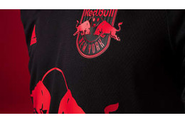 NYレッドブルズ、鮮烈すぎる新ユニフォームを発表！人気プロゲーマーもモデルに 画像