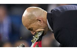 危ない！ジダンの顔面に相手選手の足がクリーンヒット…(動画あり) 画像