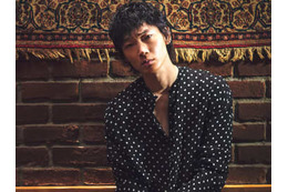 綾野 剛がホテルのバーで放った一言に全員緊張！？大人の男の色香に圧倒された夜 画像