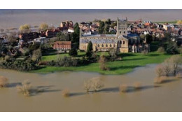 まるで川…「完全水没したスタジアム」のドローン映像がこれ 画像