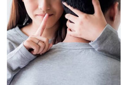 「禁欲的な結婚生活なんて、もう限界」純朴な妻のフリをしていた女が、夫の留守中やっていたこと 画像