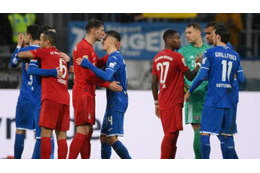 バイエルン戦で前代未聞の異常事態！「敵同士でのパス回し」がこれ 画像