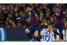 メッシ、元レアル選手の踏みつける？ 「物議シーン」がこれ 画像