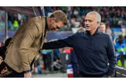 新型コロナで握手自粛　モウリーニョと天才監督との「前腕タッチ」がこれ 画像