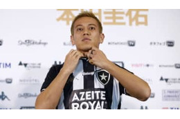 本田圭佑、ブラジルでも人気！なんと相手選手が「前半」にユニフォーム争奪 画像