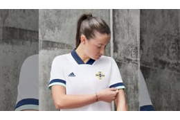 北アイルランド代表、「最悪のタイミング」で2020新ユニフォームを発表 画像