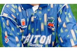 腐ったバナナに絵の具箱！英国サッカー「ヒドすぎたユニフォームたち」 画像