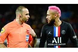 赤髪ネイマール、通路での「審判へのブチ切れシーン」がこれ 画像