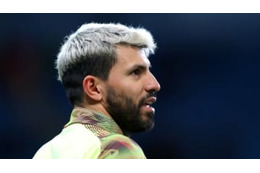 隔離中のアグエロと小型犬、サッカーで勝負するとこうなる 画像