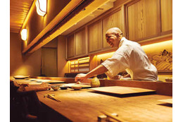 神楽坂の三ツ星店による新たな一手は鮨！ 旬を意識した握りとつまみ、そして〆の鍋が絶品！ 画像