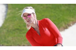 世界一セクシーなゴルファー、「胸でパット」決める 画像