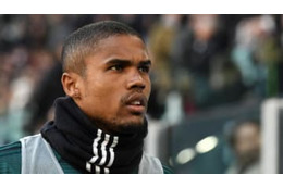 ドウグラス・コスタ、彼女のセクシードレスを着て踊る 画像