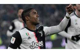 ユヴェントスMFドウグラス・コスタ、車一杯の生活物資を配る 画像