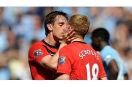 35歳同士の伝説キスが誕生！168cmスコールズの「美技」がこれ 画像