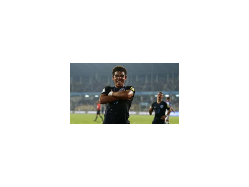 隔離ムシで美女とパーティー！20歳のプレミア選手、「問題の流出動画」がこれ