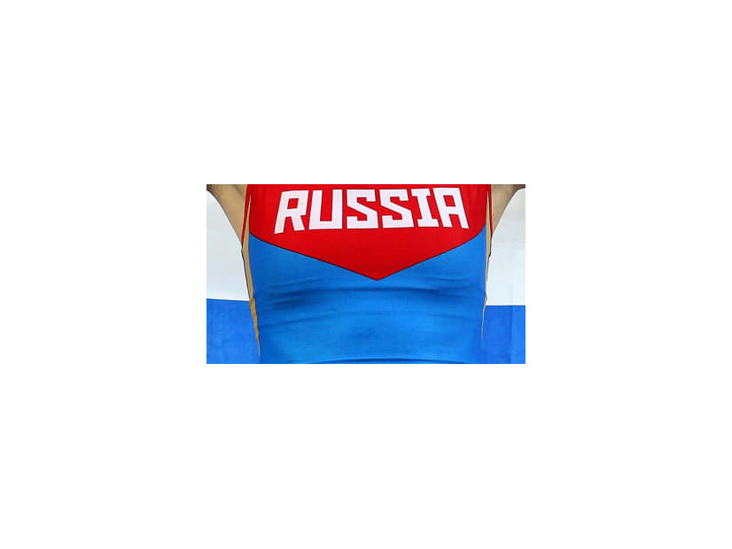 「これじゃ寒い」 スタジアムで下着になったロシア女子、“反則姿”でイケメン選手のユニゲット