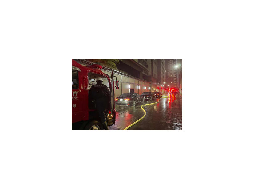 岸田首相が会食していた東京・銀座の日本料理店近くのビルであった火災騒ぎ。首相専用車や警護車の脇に消防車からのホースが延びていた＝7日午後7時10分ごろ