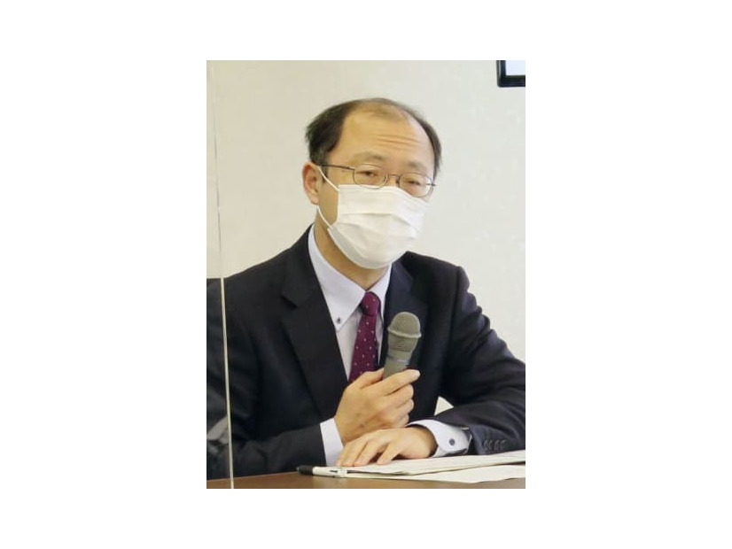 記者会見する熊本大の清水聖幸副学長＝8日午後、熊本市