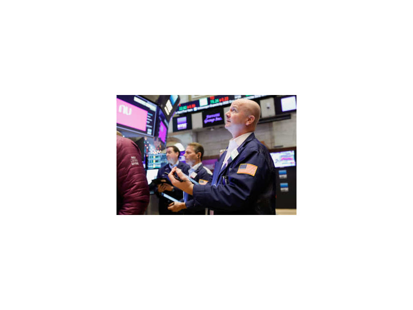 9日、ニューヨーク証券取引所で働くトレーダーたち（ロイター＝共同）