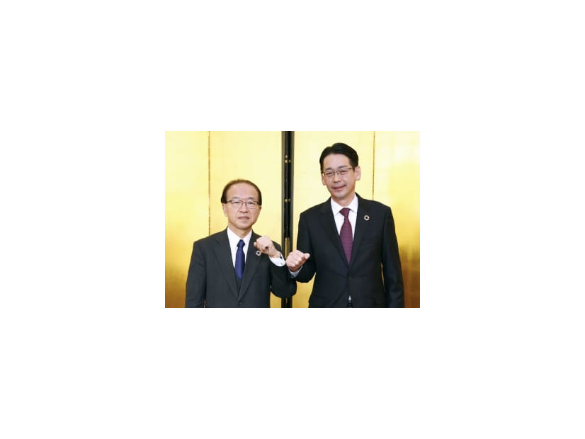ポーズをとる愛知銀行の伊藤行記頭取（左）と中京銀行の小林秀夫頭取＝10日午後、名古屋市
