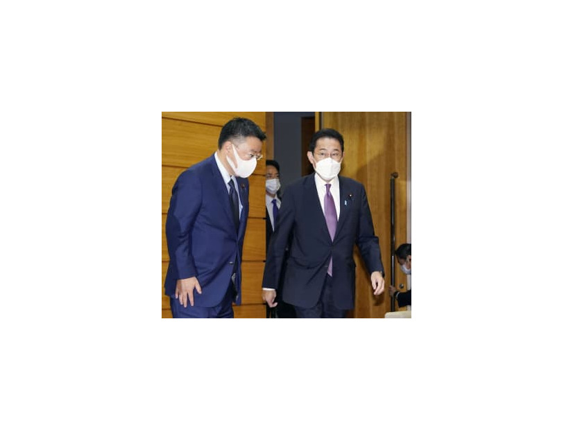 閣議に臨む岸田首相（右）＝10日午前、首相官邸