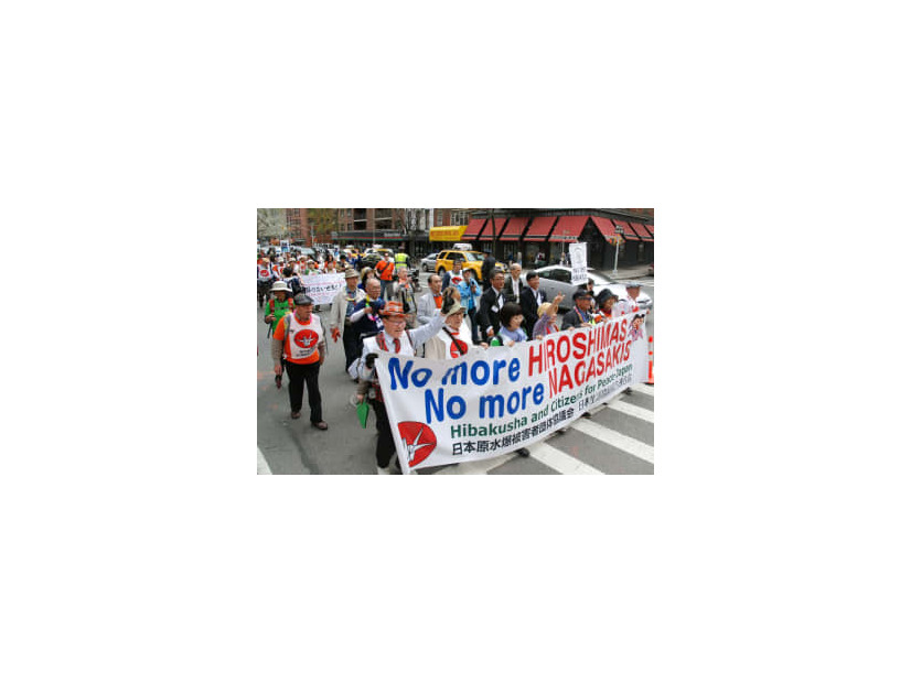 NPT再検討会議の開幕を前に核兵器廃絶を訴えパレードする被爆者ら＝2015年4月、米ニューヨーク（共同）