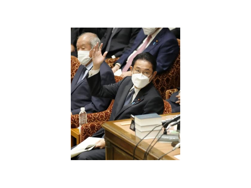 衆院予算委で答弁のため挙手する岸田首相＝13日午前