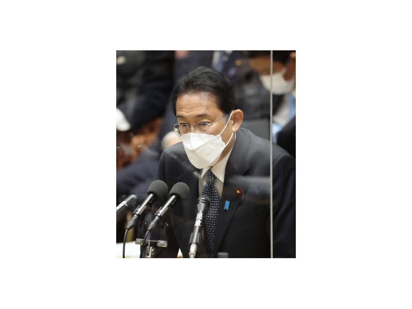 衆院予算委で答弁する岸田首相＝13日午前