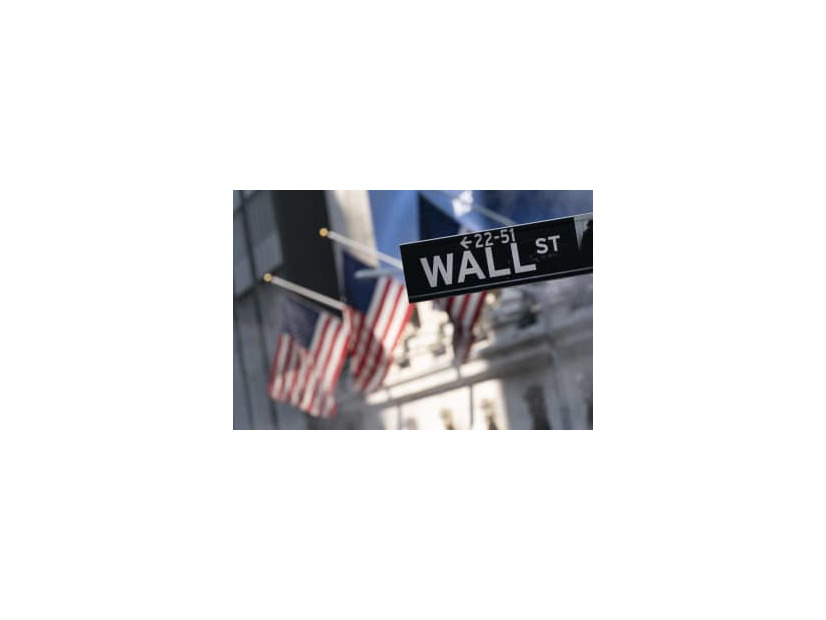 ニューヨーク証券取引所があるウォール街の標識（AP＝共同）