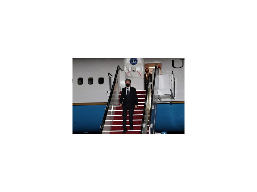 14日、マレーシアのクアラルンプールの空港に到着したブリンケン米国務長官（ロイター＝共同）