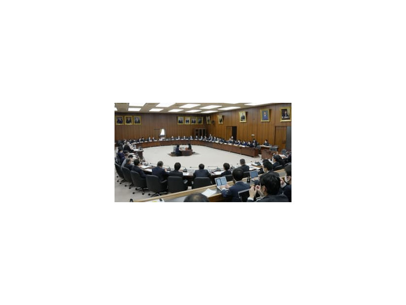 衆院選後、初の実質討議を行った衆院憲法審査会＝16日午前