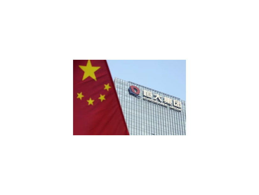 中国恒大集団の本社が入るビル。左はビル前の通りに掲げられた中国国旗＝9月、中国広東省深☆（土ヘンに川）市（共同）