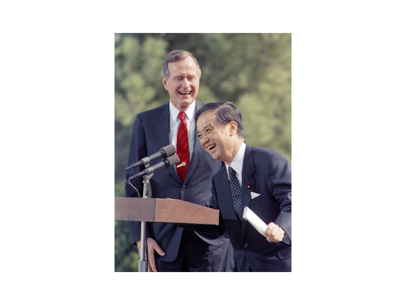 1990年3月、ブッシュ（父）大統領（左）との首脳会談を終え、米パームスプリングズで会談の成果を発表する海部俊樹首相（AP＝共同）