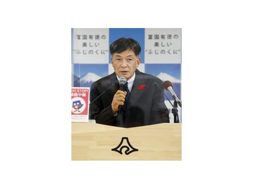 10月、記者会見する静岡県の難波喬司副知事＝県庁