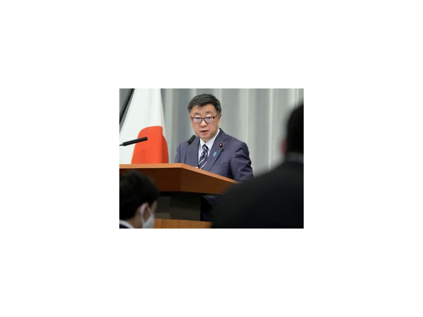 記者会見する松野官房長官＝23日午前、首相官邸