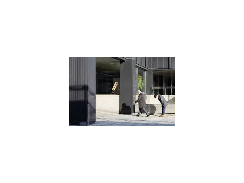 臨時株主総会が開かれた山口FGの本社ビル＝24日午前、山口県下関市