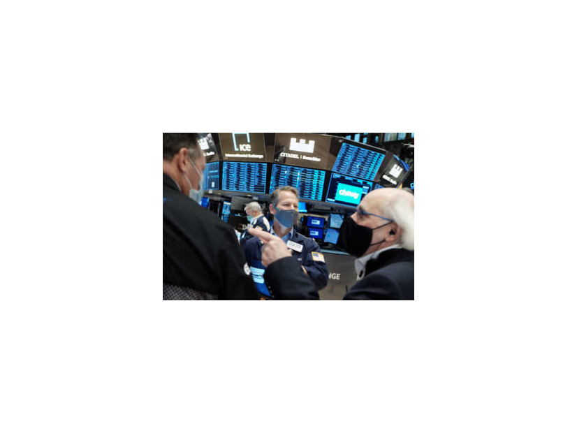 ニューヨーク証券取引所のディーラーたち＝3日（ゲッティ＝共同）