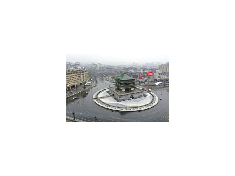 新型コロナウイルス対策で事実上のロックダウンに追い込まれ、閑散とする中国陝西省西安市内＝2021年12月25日