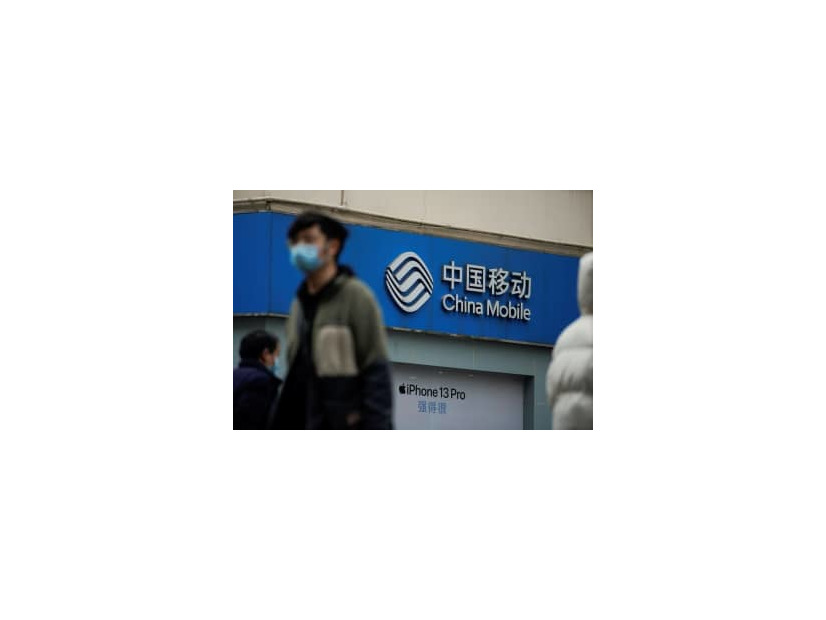 上海の街頭に掲げられた中国移動通信（チャイナモバイル）の看板＝4日（ロイター＝共同）