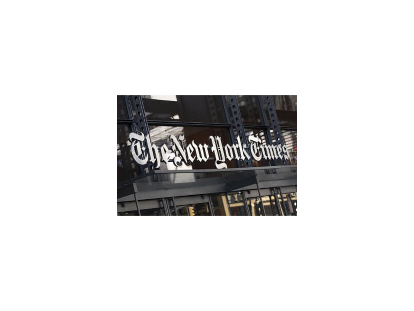 米ニューヨーク・タイムズのビルの看板＝2021年5月、ニューヨーク（AP＝共同）