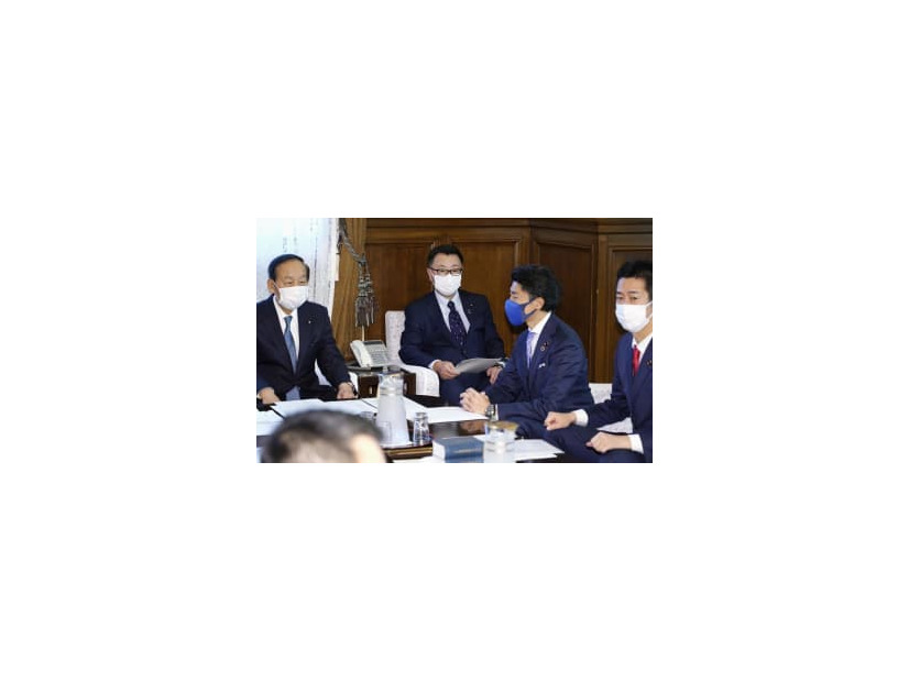 衆院議運委理事会に臨む松野官房長官（左から2人目）＝7日午前、国会