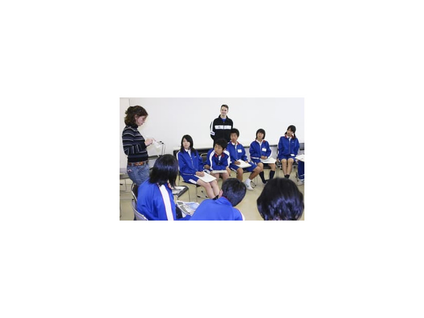 2006年、群馬県内の学校で授業を行うバヒア・サーモンズレインさん（左端）（本人提供）