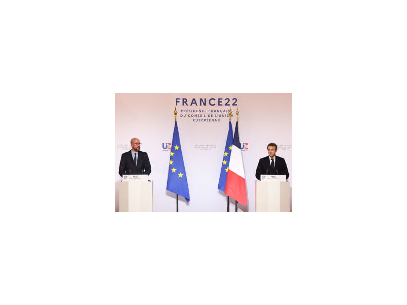 11日、パリで記者会見するフランスのマクロン大統領（右）とミシェルEU大統領（ゲッティ＝共同）