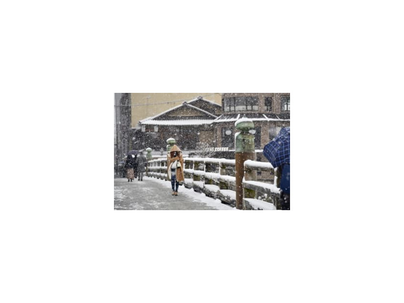 雪化粧した京都市の三条大橋＝14日午前8時24分