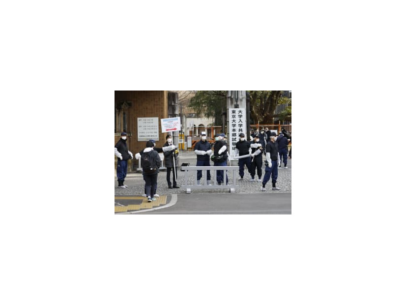 東大前で男女3人が刃物のようなもので男に襲われ負傷し、集まった捜査員ら。不安を抱え大学入学共通テストに臨む受験生もいた＝15日午前9時55分、東京都文京区
