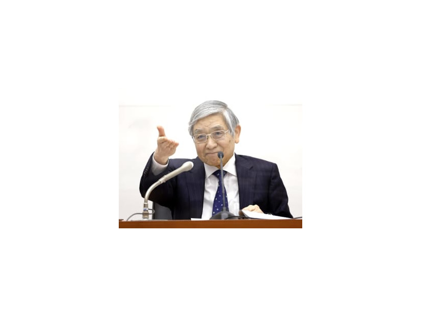 金融政策決定会合を終え、記者会見する日銀の黒田総裁＝18日午後、日銀本店