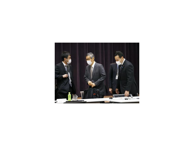 新型コロナ対策の基本的対処方針分科会に臨む尾身茂会長（中央）と山際経済再生相（右）＝19日午前、東京都千代田区