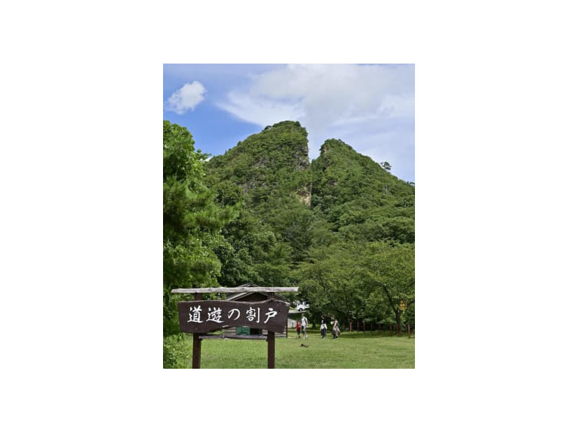 相川鶴子金銀山遺跡の「道遊の割戸（どうゆうのわりと）」＝新潟県佐渡市